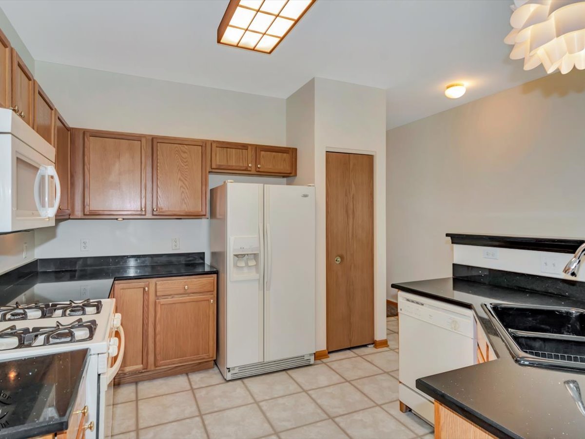670 Wellston Lane Romeoville, IL 60446 - Photo 9 of 34