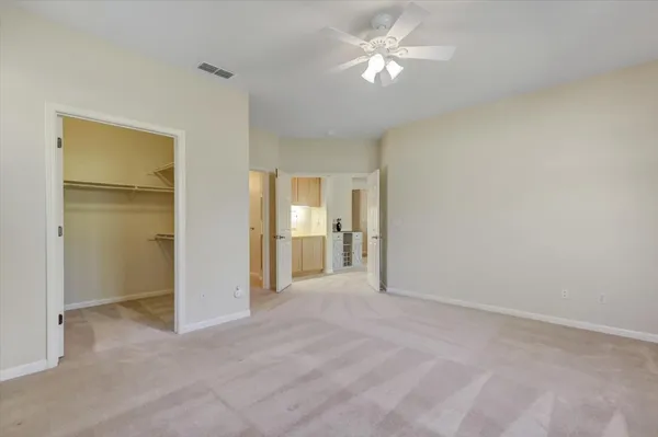 a view of empty room with a ceiling fan