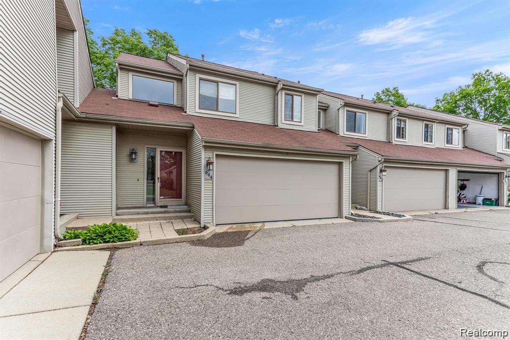 644 Ashley Circle Rochester, MI 48307 - Photo 2 of 22