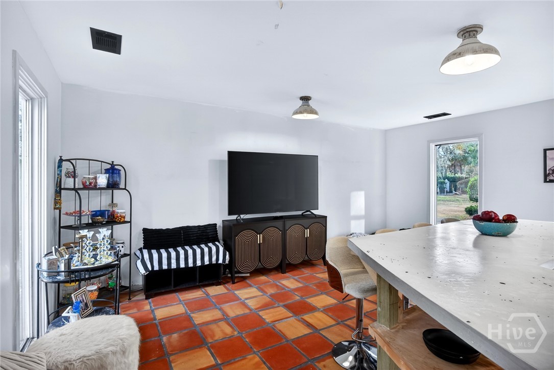 102 Stuart Street Savannah, GA 31405 - Photo 13 of 58