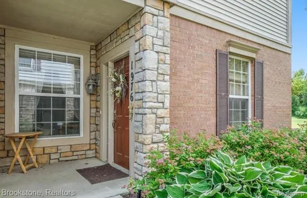 $269,000 | 1976 Pinecroft Drive, Unit 194, Canton, MI 48188