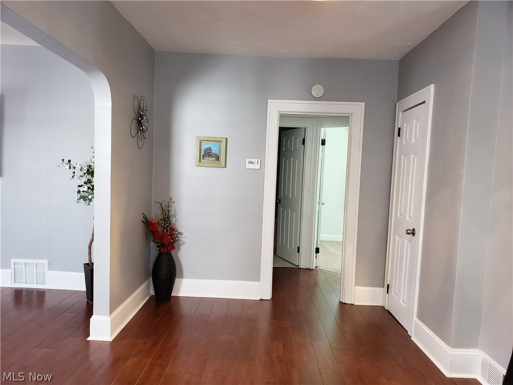 1274 Lander Road Cleveland, OH 44124 - Photo 13 of 34