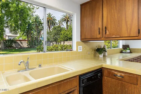 $1,595,000 | 1045 New York Drive, Altadena, CA 91001