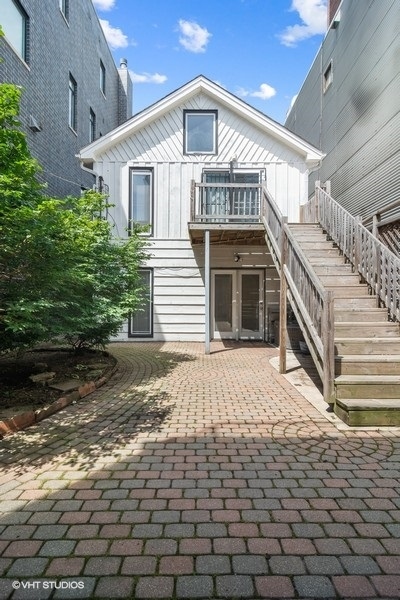 1435 North Mohawk Street, Unit 2 Chicago, IL 60610 - Photo 6 of 6 a view of a house with a yard