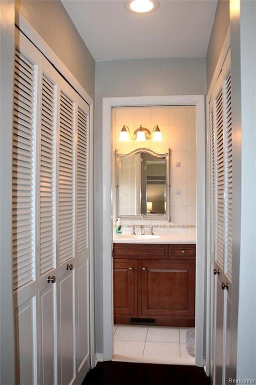 30740 Ridgeway Drive Farmington Hills, MI 48334 - Photo 25 of 58