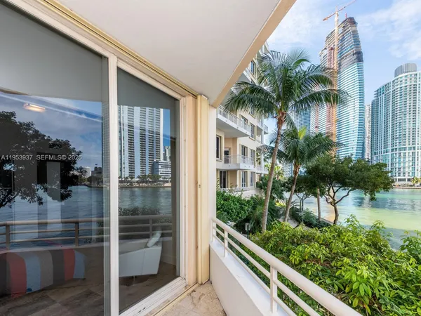 $6,000 | 888 Brickell Key Drive, Unit 210, Miami, FL 33131