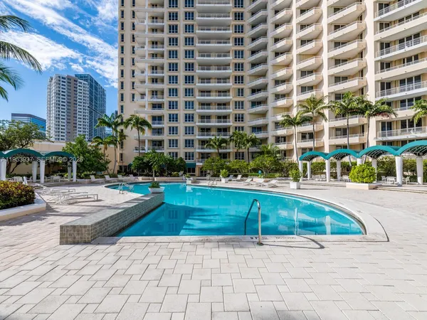 $6,000 | 888 Brickell Key Drive, Unit 210, Miami, FL 33131