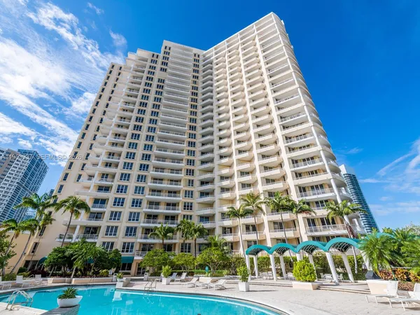 $6,000 | 888 Brickell Key Drive, Unit 210, Miami, FL 33131