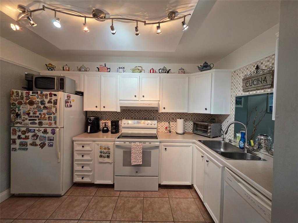 3940 Inverrary Boulevard, Unit 507A Fort Lauderdale, FL 33319 - Photo 4 of 35 a kitchen with cabinets and window