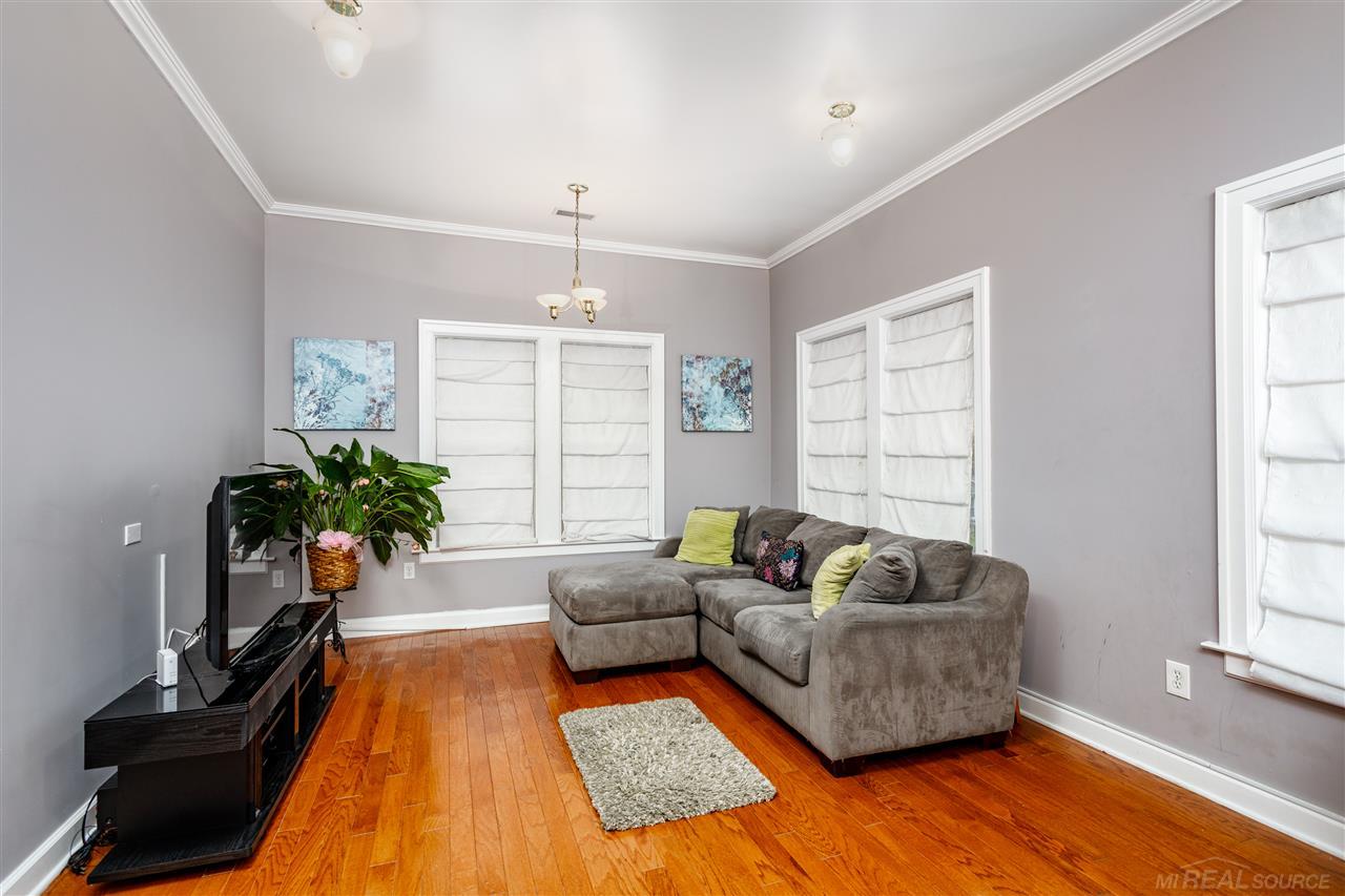 954 Barrington Road Grosse Pointe, MI 48230 - Photo 21 of 44 50026672-20.JPG