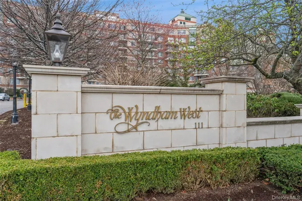 $749,000 | 111 Cherry Valley Avenue, Unit 707, Garden City, NY 11530