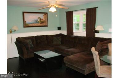 8400 Gambrill Lane Springfield, VA 22153 - Photo 5 of 30 Living Room