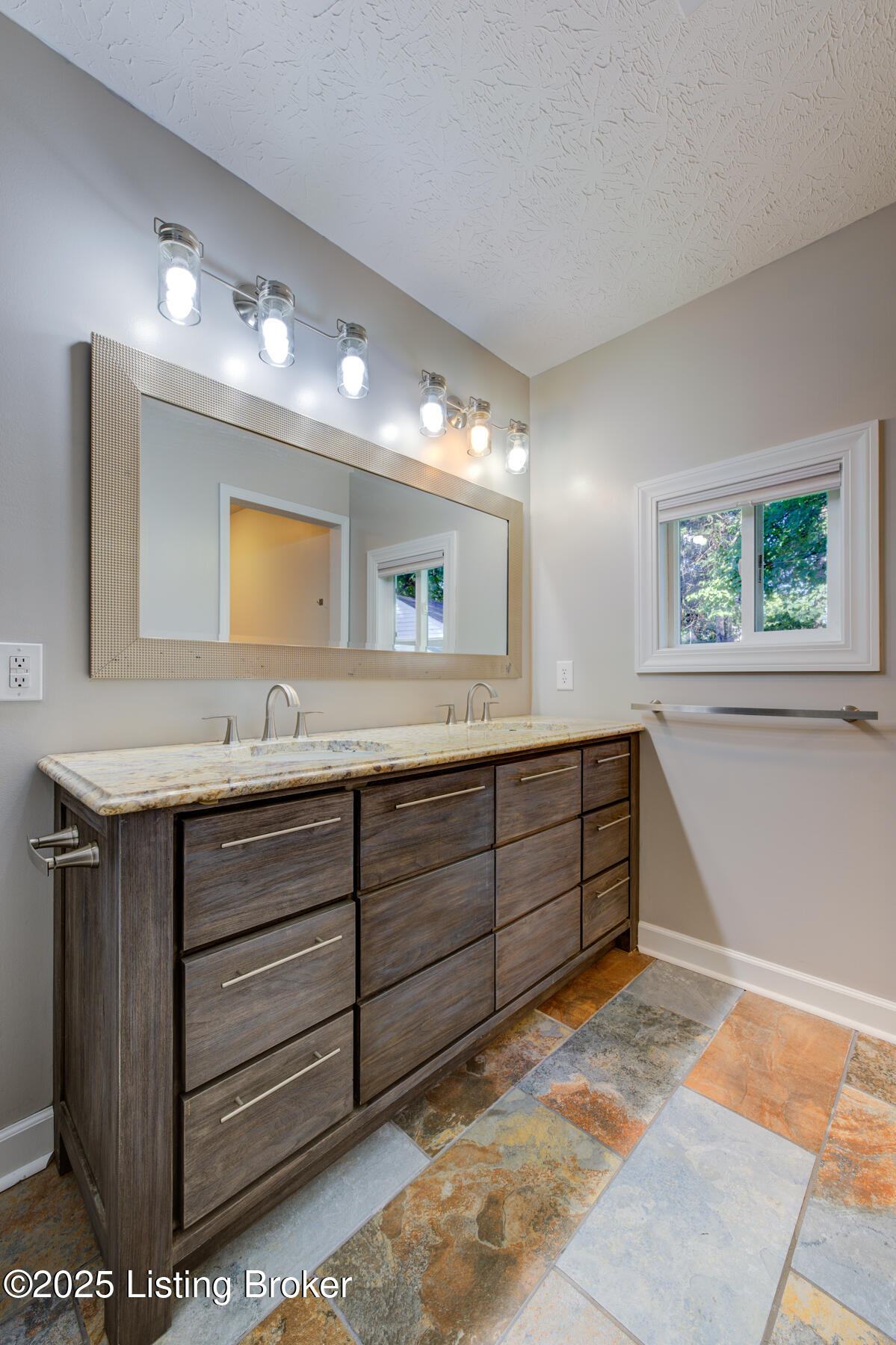 2629 Alanmede Road Louisville, KY 40205 - Photo 17 of 32 Bathroom