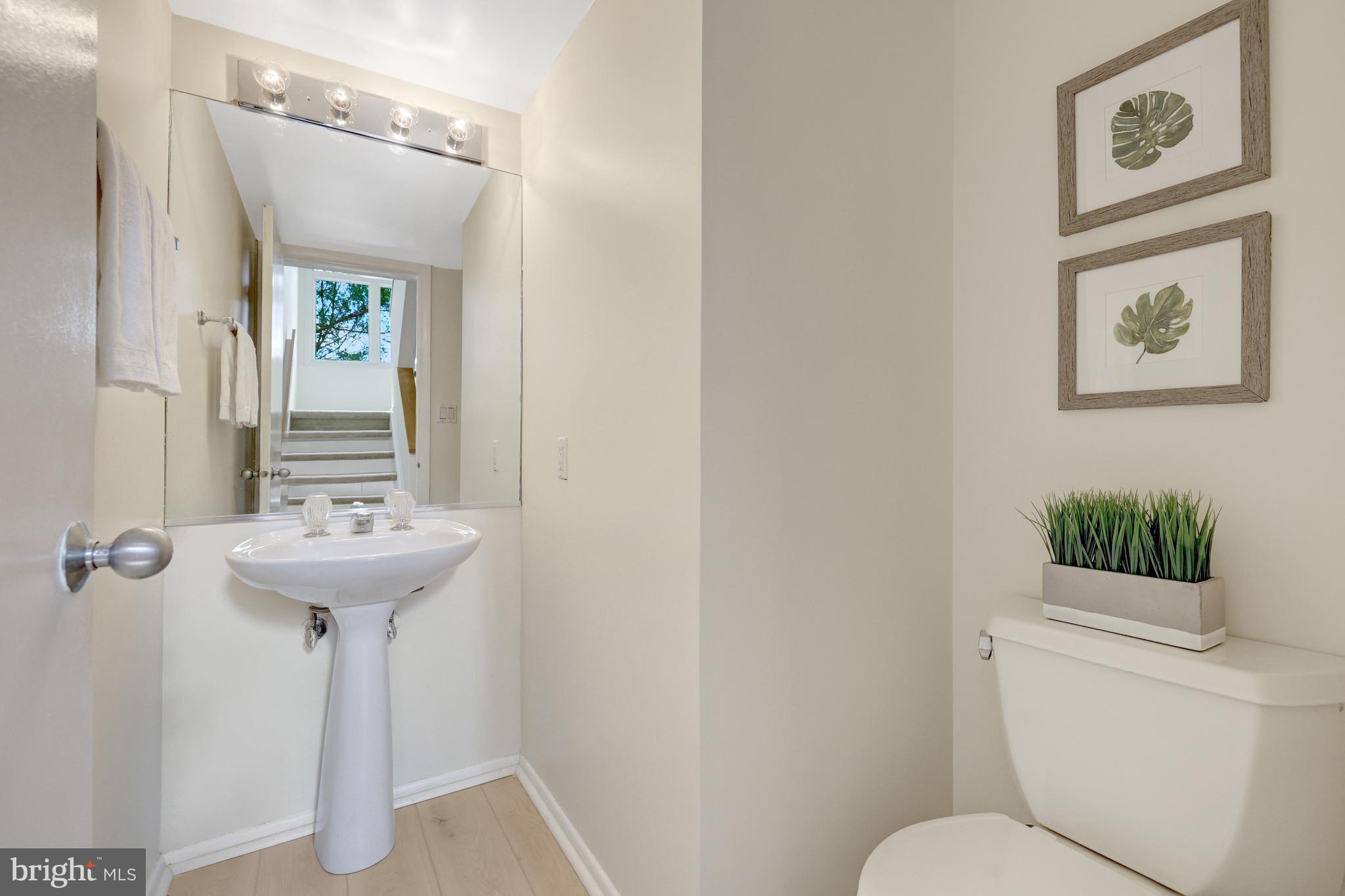 1926 Lakeport Way Reston, VA 20191 - Photo 22 of 54 Main level powder room.