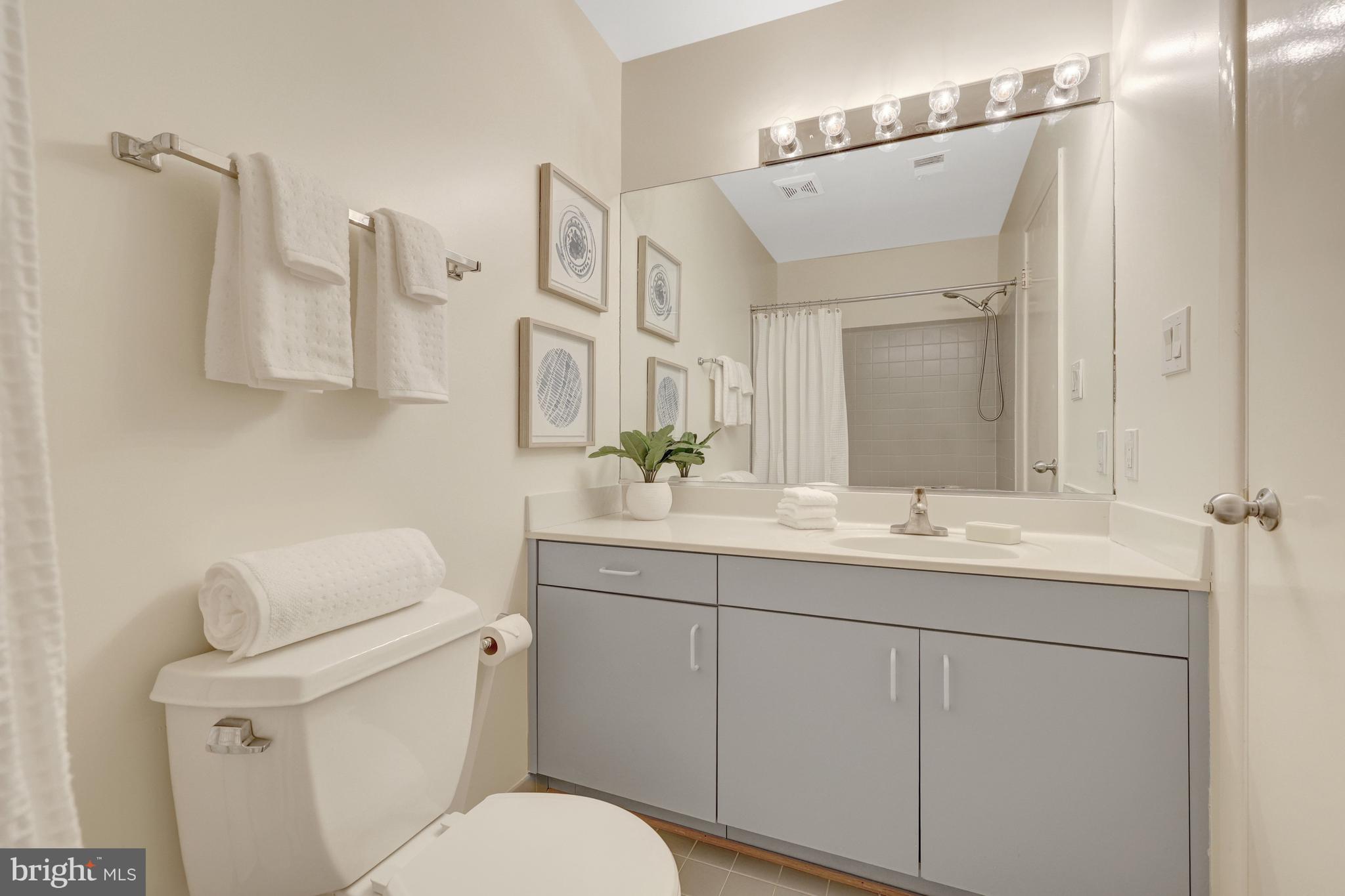 1926 Lakeport Way Reston, VA 20191 - Photo 32 of 54 Upper-level full hall bathroom.