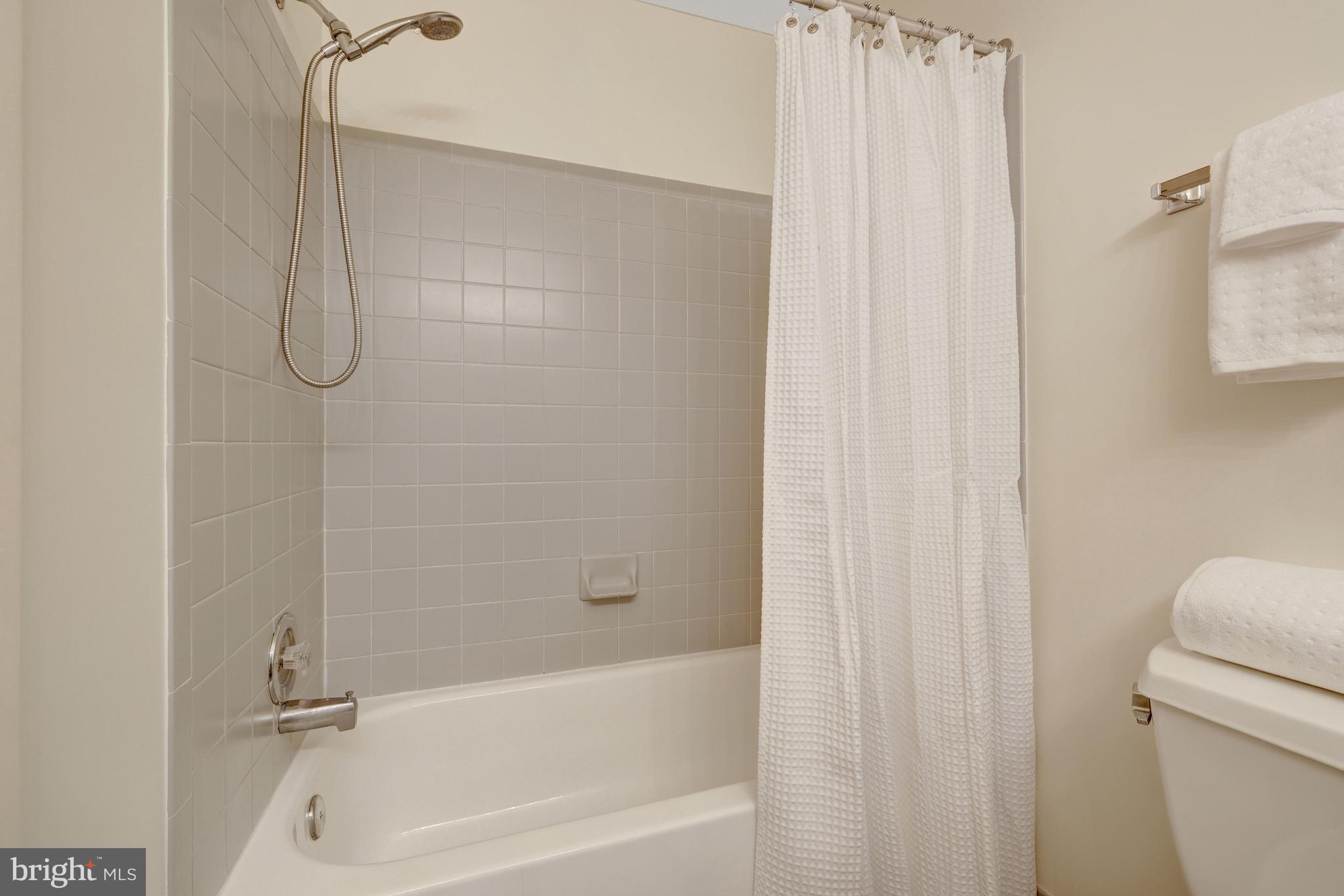 1926 Lakeport Way Reston, VA 20191 - Photo 33 of 54 The upper-level full hall bathroom with shower/tub