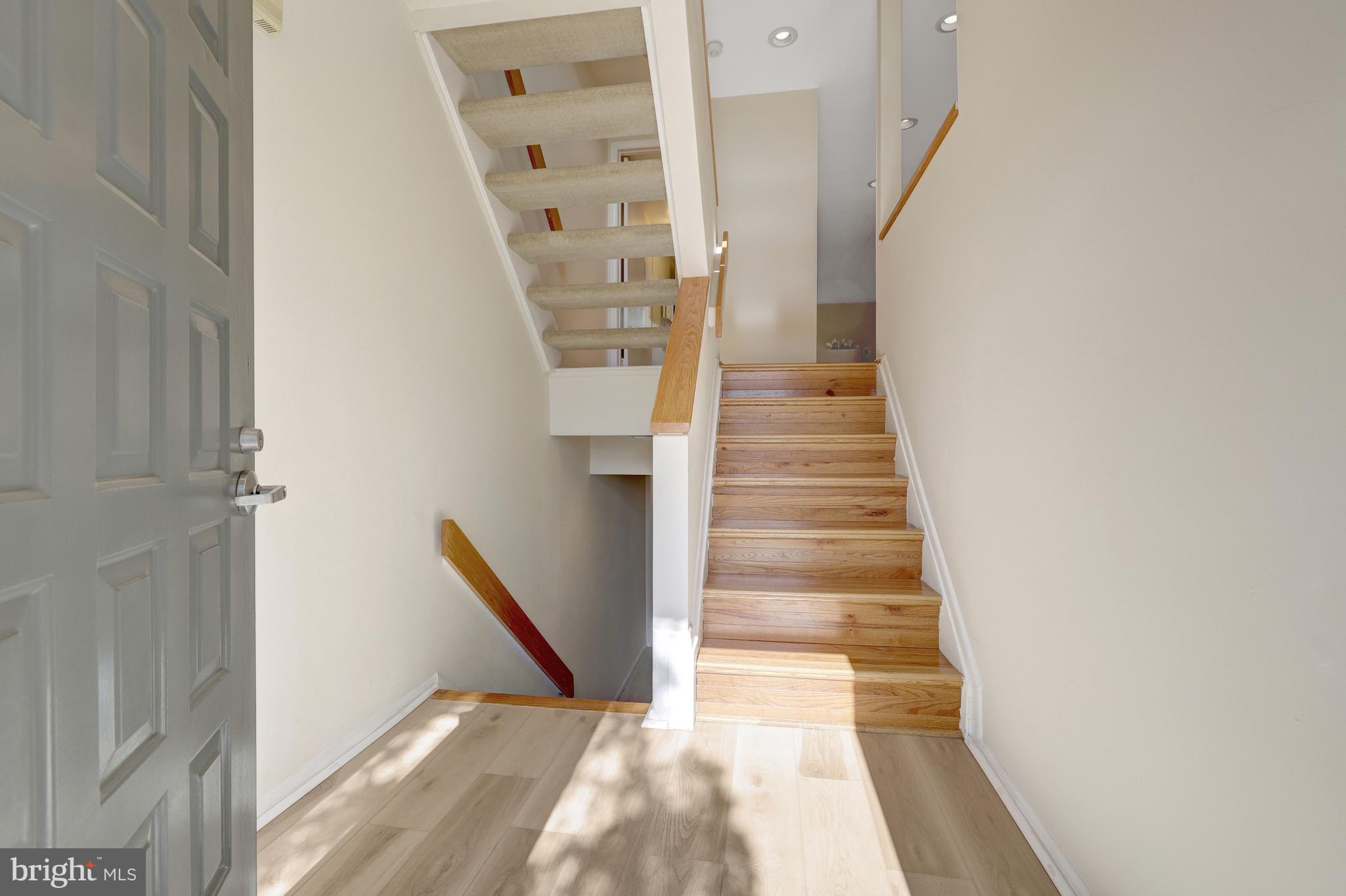 1926 Lakeport Way Reston, VA 20191 - Photo 4 of 54 Open and sunny foyer welcomes you!