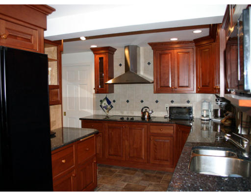 7 Hampton Road Natick, MA 01760 - Photo 6 of 9 Gallery Image 6