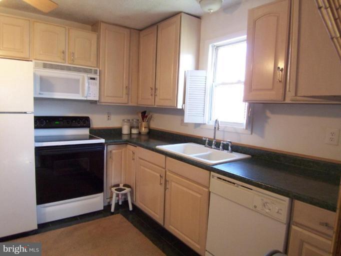 7771 West Shore Road Pasadena, MD 21122 - Photo 3 of 21 Kitchen