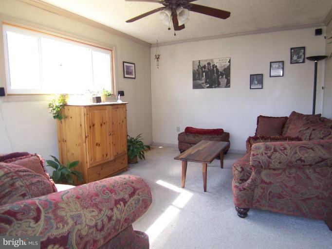 7771 West Shore Road Pasadena, MD 21122 - Photo 4 of 21 Living Room