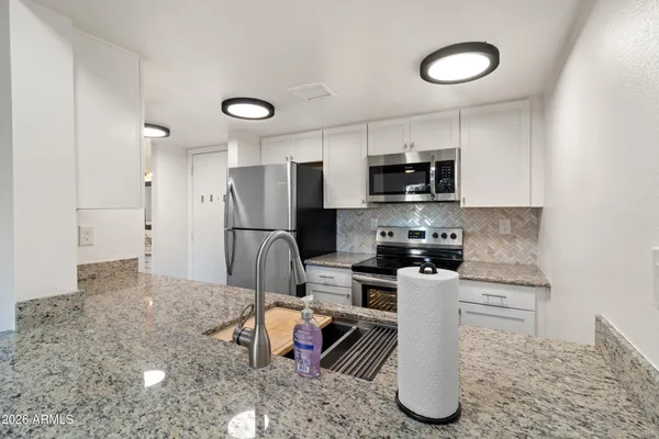 $159,900 | 3033 East Devonshire Avenue, Unit 1018, Phoenix, AZ 85016