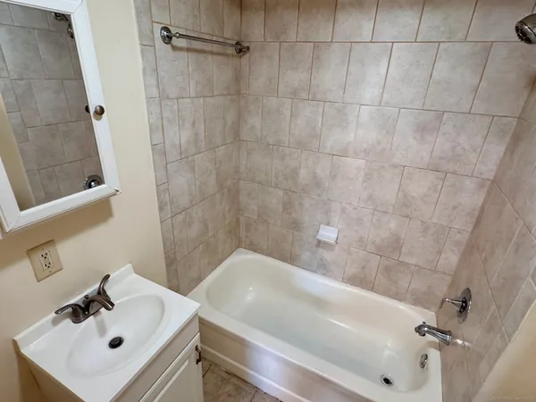 $1,100 | 54 Prospect Street, Unit 1R, Torrington, CT 06790