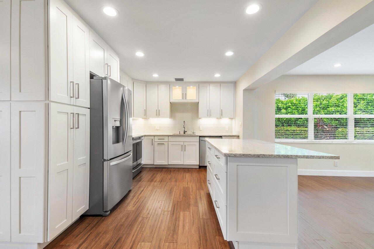 400 Northeast 5th Street Boca Raton, FL 33432 - Photo 9 of 44 Lighted Cabinets