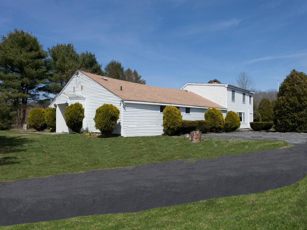 a view of a back yard