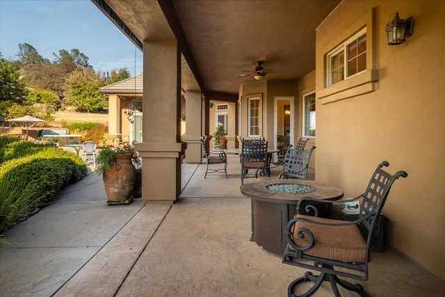 a view of a houses with a yard