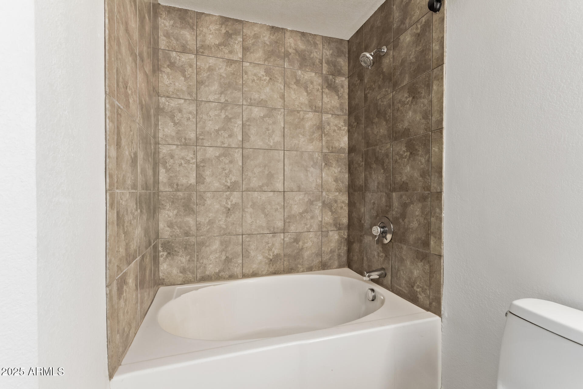 1701 East Colter Street, Unit 191 Phoenix, AZ 85016 - Photo 25 of 33 a bathroom with a bathtub