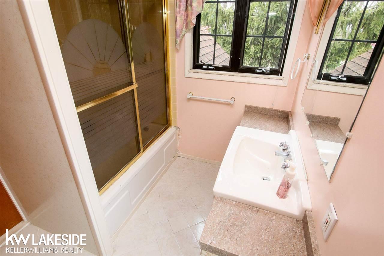 963 Roslyn Road Grosse Pointe Woods, MI 48236 - Photo 25 of 30