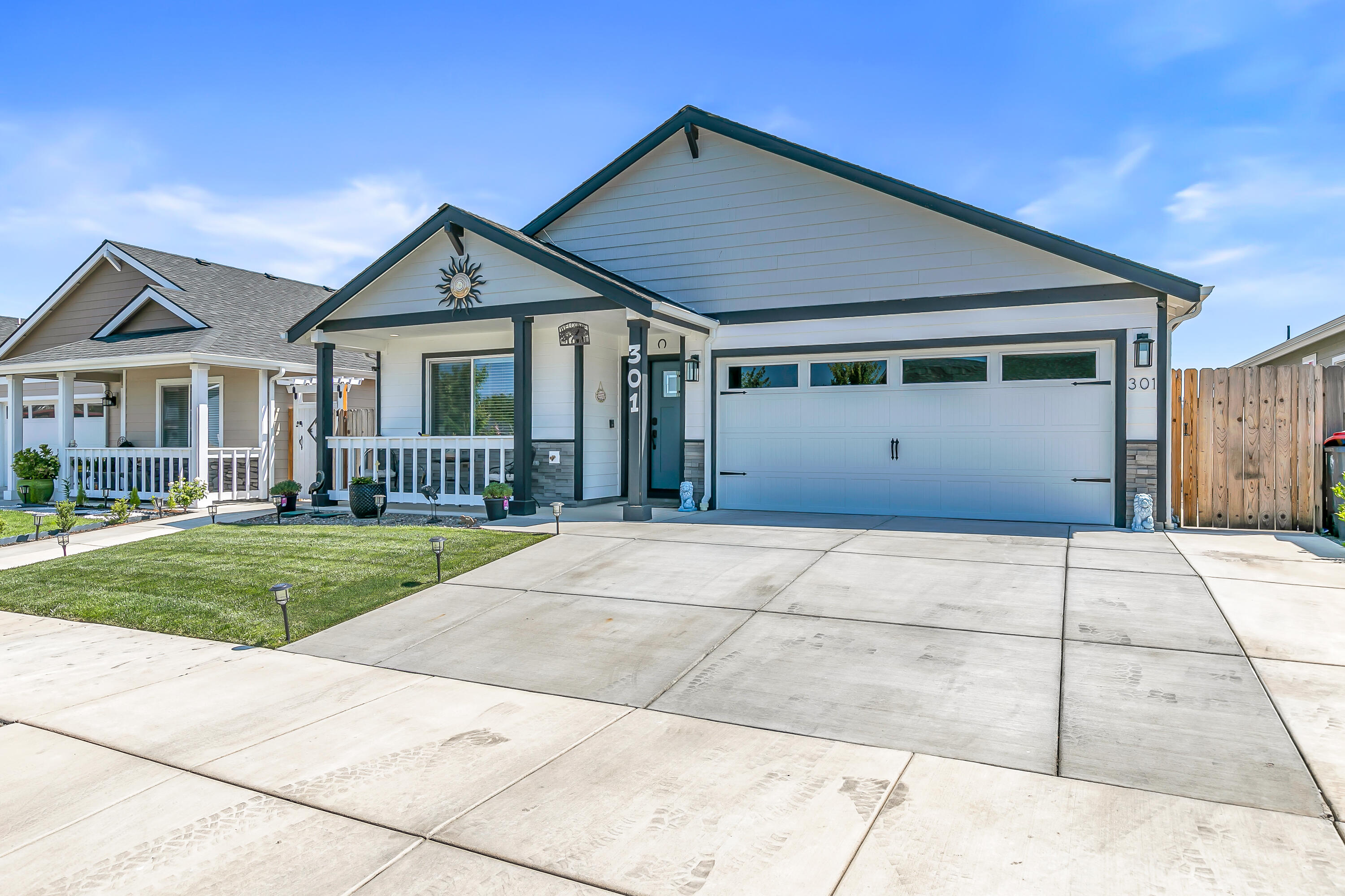 301 Reanna Way Medford, OR 97501 - Photo 3 of 36 9R9A8609