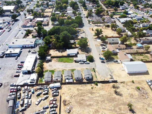 a sign that is sitting on a brick wall