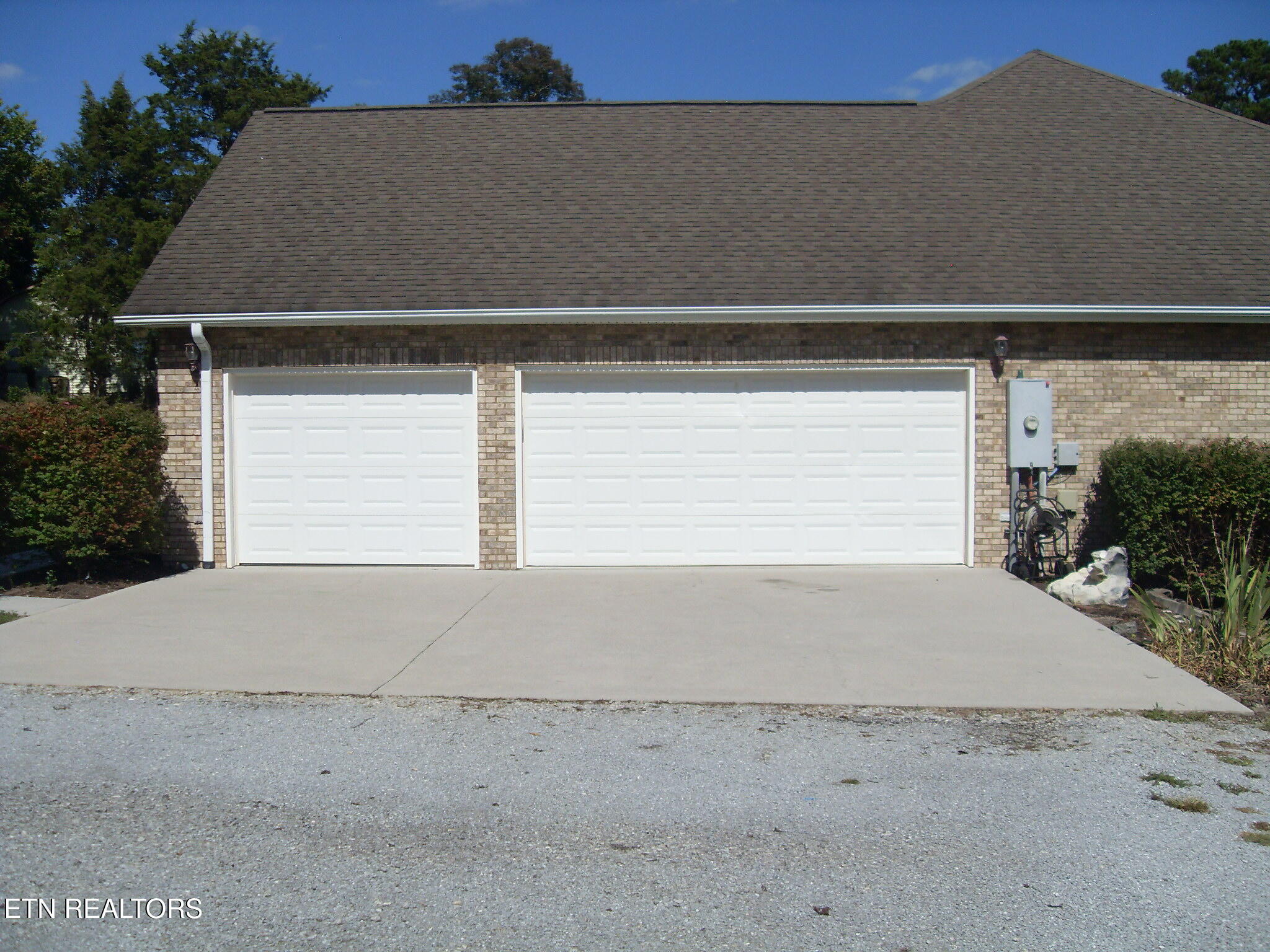 6742 Ridgeview Road Knoxville, TN 37918 - Photo 9 of 27 Main Level 3 bay Garage