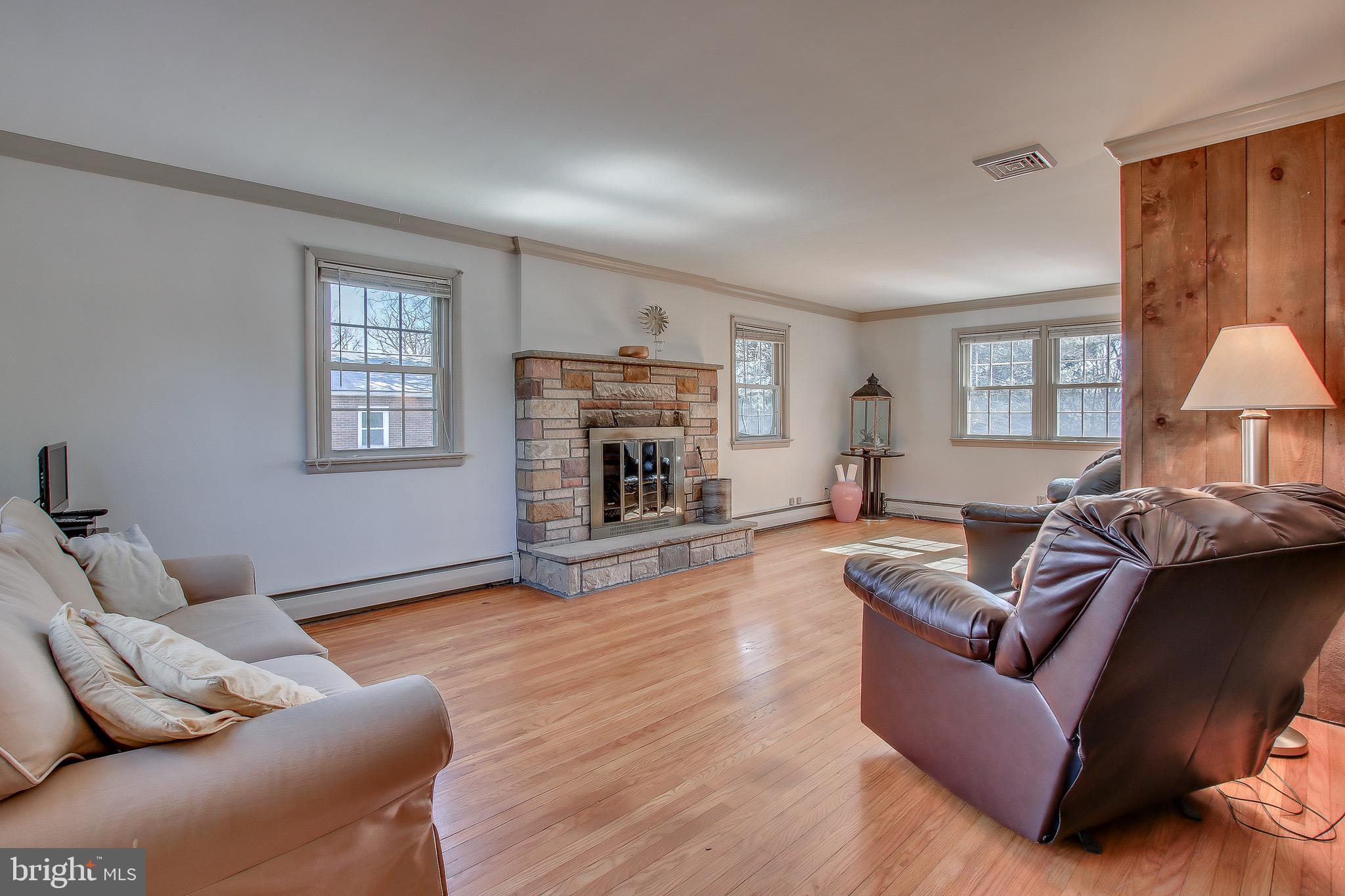 313 Evergreen Road Horsham, PA 19044 - Photo 3 of 55 Living area