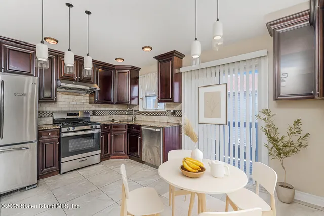 $828,000 | 490 Collfield Avenue | South New York