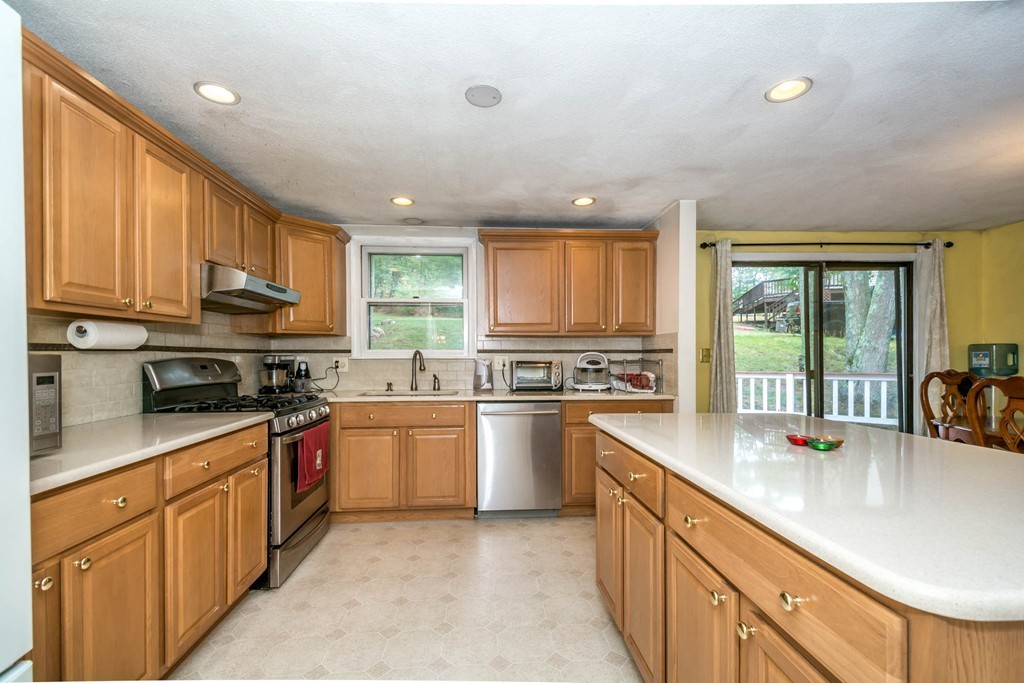 178 Fox Hill Road Burlington, MA 01803 - Photo 3 of 13 Gallery Image 3