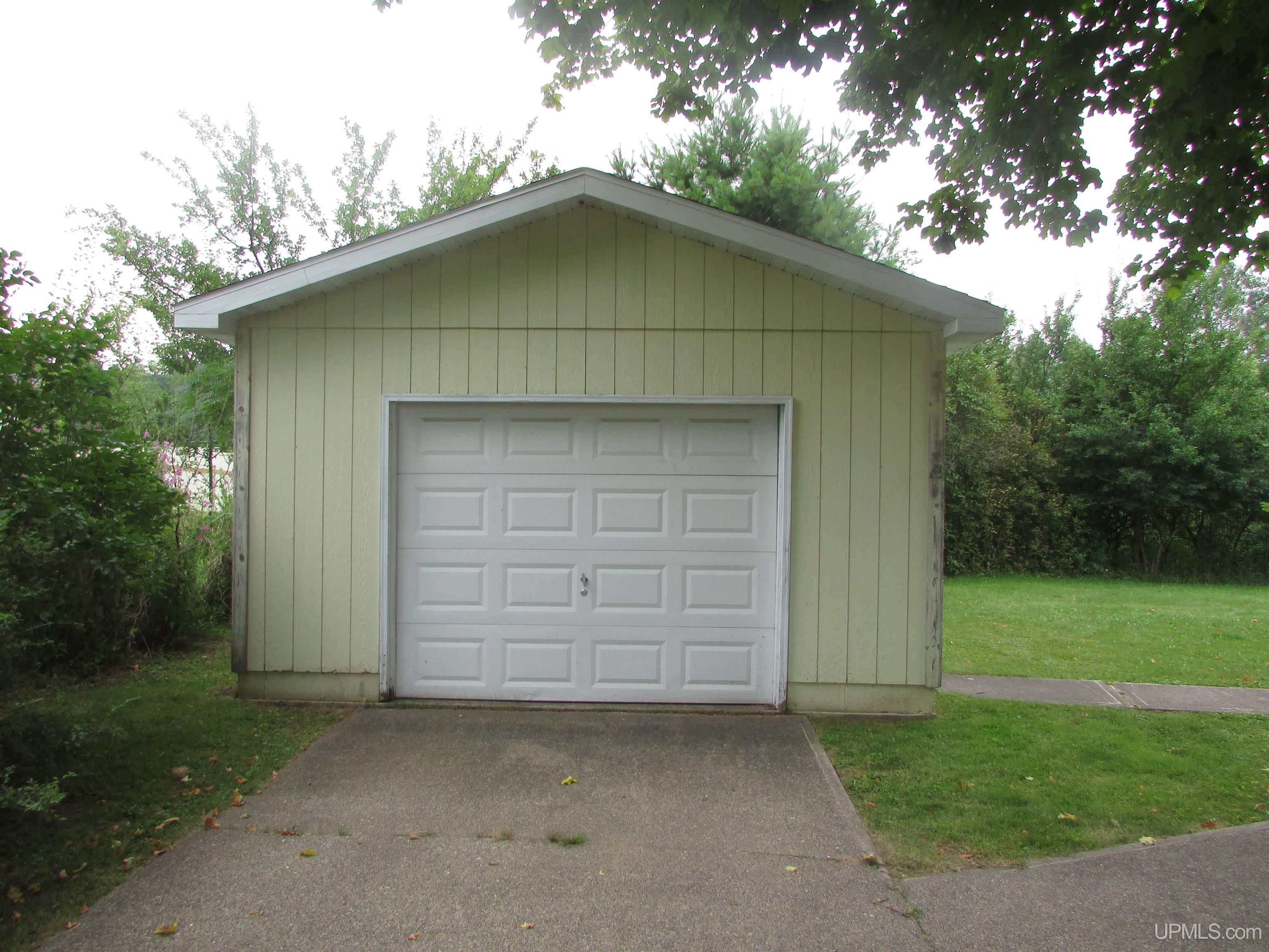 105 West Fall Street L'Anse, MI 49946 - Photo 26 of 28