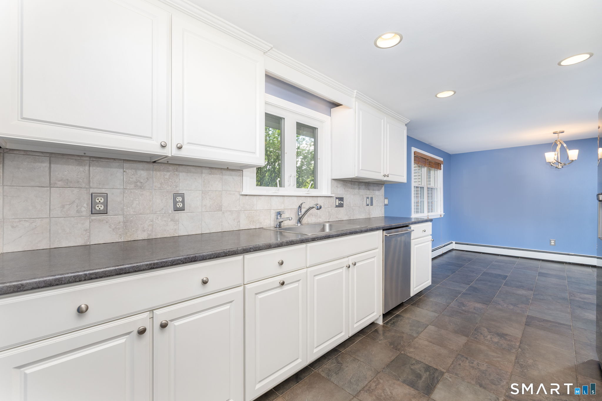 5 Dalewood Road Newington, CT 06111 - Photo 4 of 38