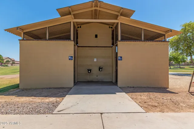 a view of a house with backyard