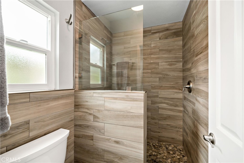 31141 Vía Gilberto Temecula, CA 92592 - Photo 24 of 39 a bathroom with a shower