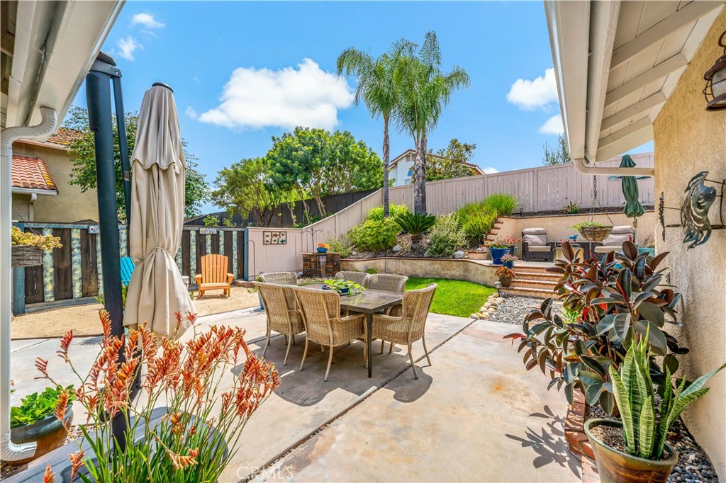 31141 Vía Gilberto Temecula, CA 92592 - Photo 37 of 39 a view of a chairs and table in a patio