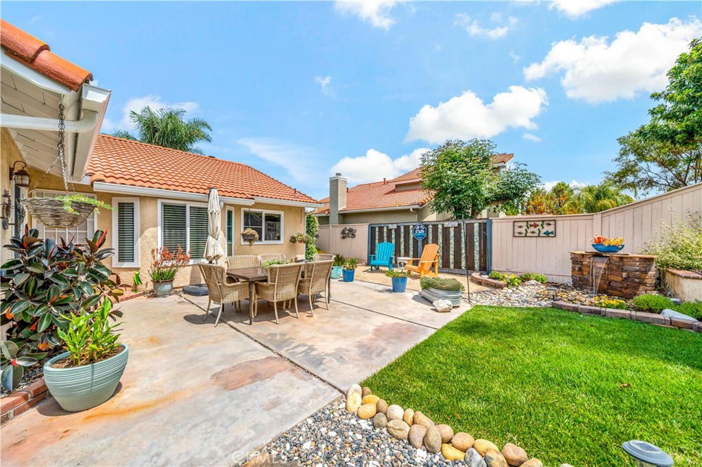 31141 Vía Gilberto Temecula, CA 92592 - Photo 38 of 39 a view of a house with backyard sitting area and garden