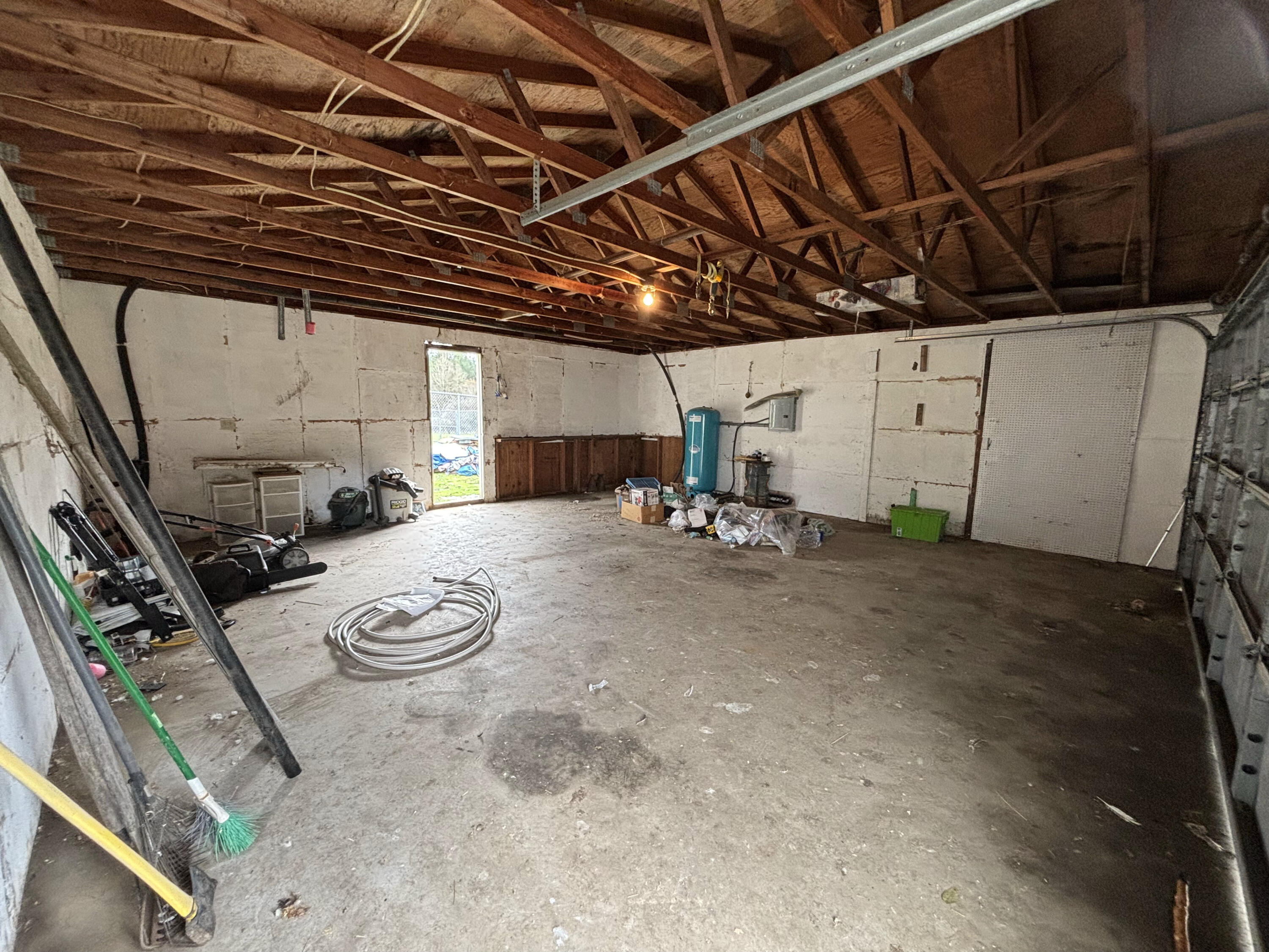 16625 Ford Road Rogue River, OR 97537 - Photo 24 of 31 Garage
