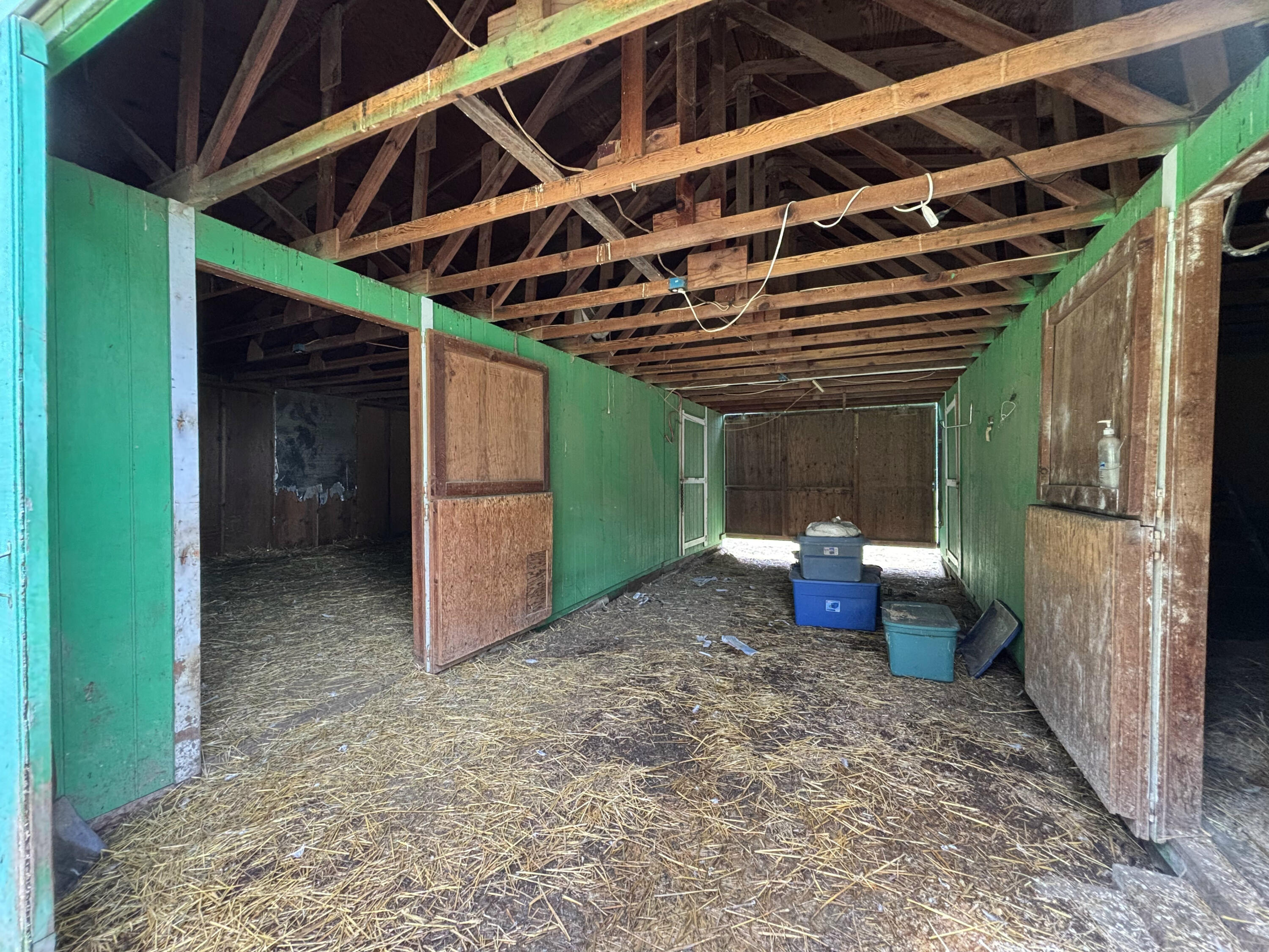 16625 Ford Road Rogue River, OR 97537 - Photo 27 of 31 Barn Stalls