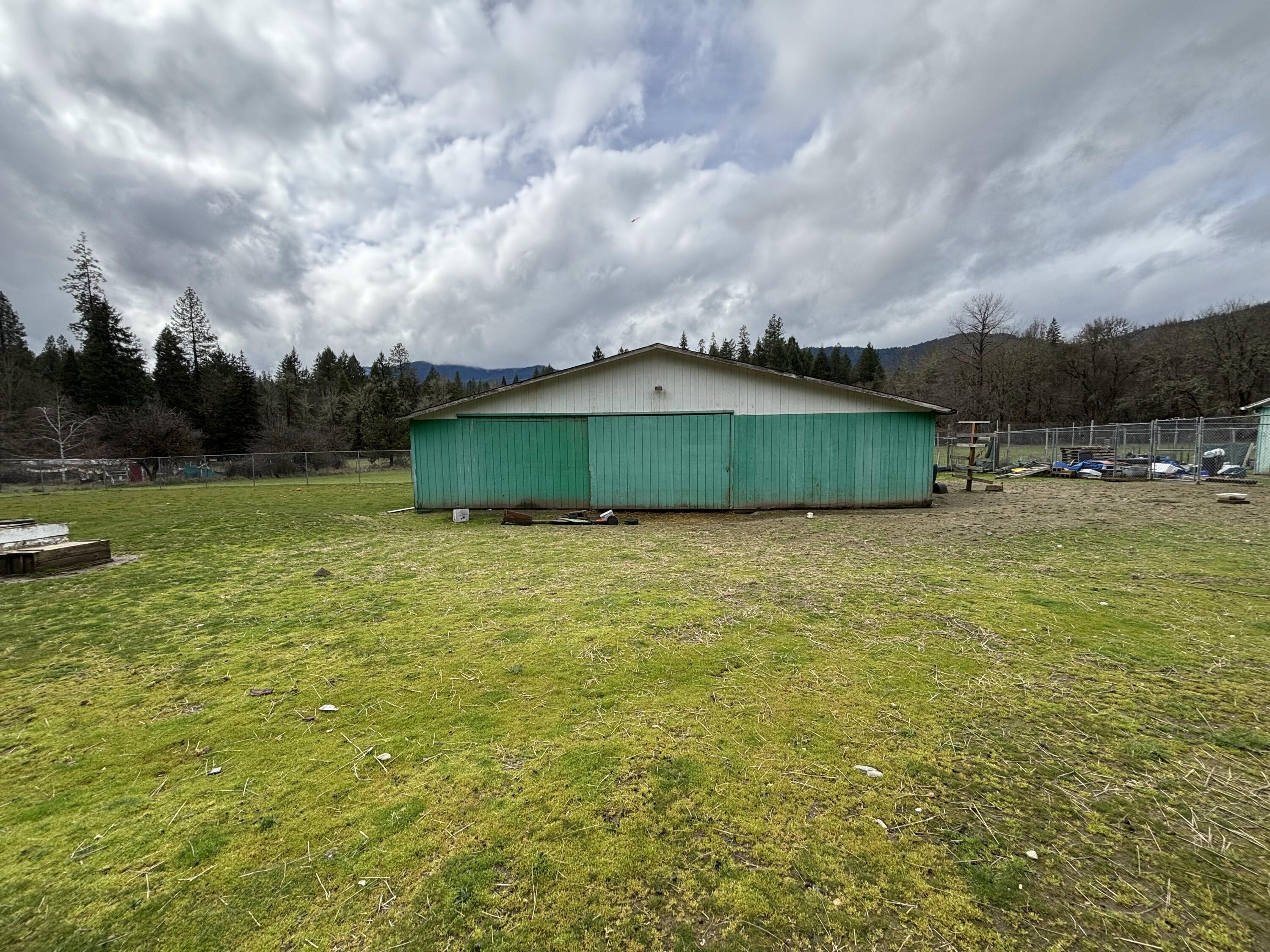 16625 Ford Road Rogue River, OR 97537 - Photo 28 of 31 Front of Barn