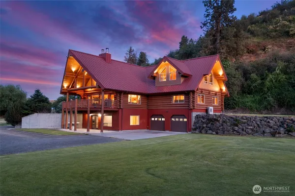 a view of a house with a backyard