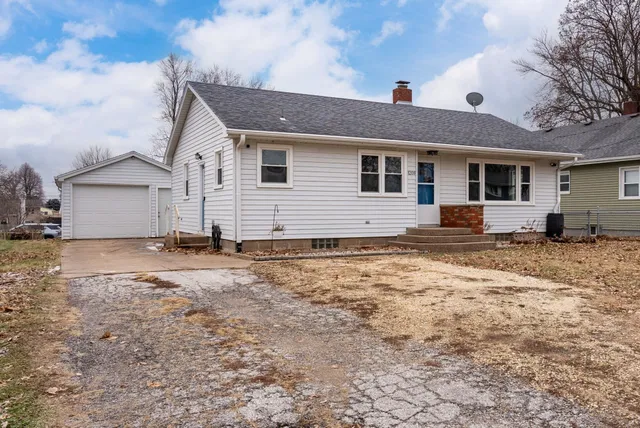 $225,000 | 1208 Jones Street, Leclaire, IA 52753