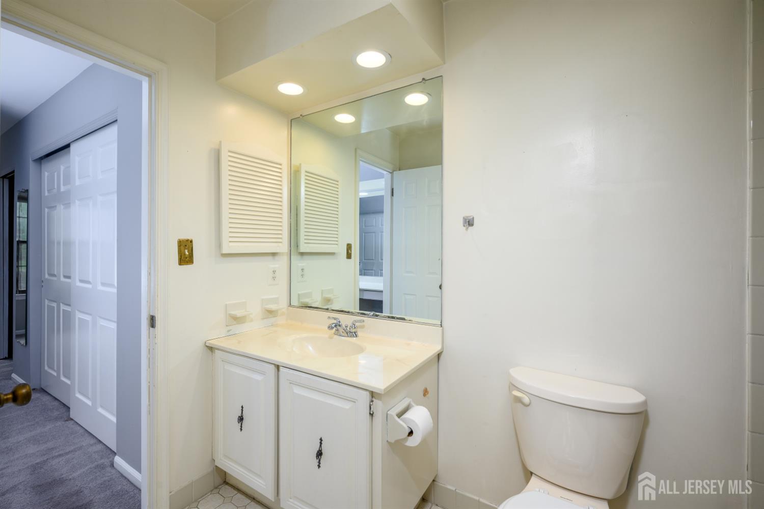 1004 Timber Oaks Road, Unit 4 Edison, NJ 08820 - Photo 25 of 34