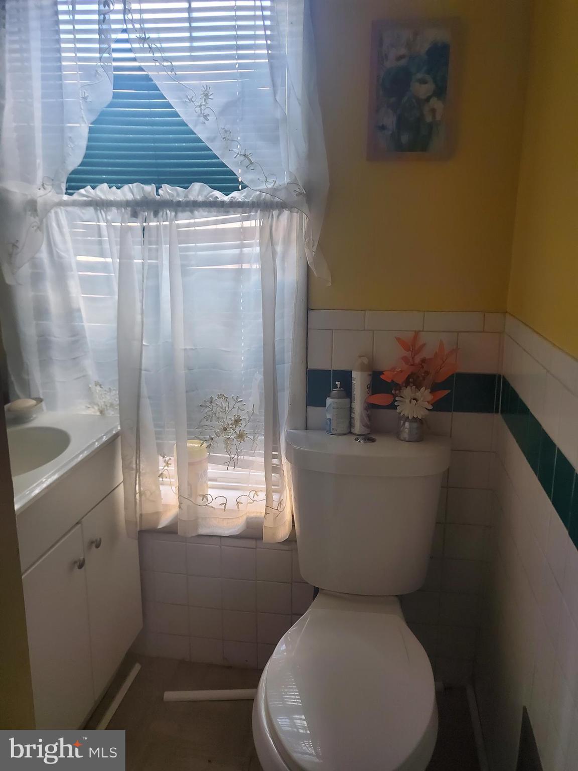 418 Rutherford Avenue Trenton, NJ 08618 - Photo 3 of 9 HALL BATHROOM
